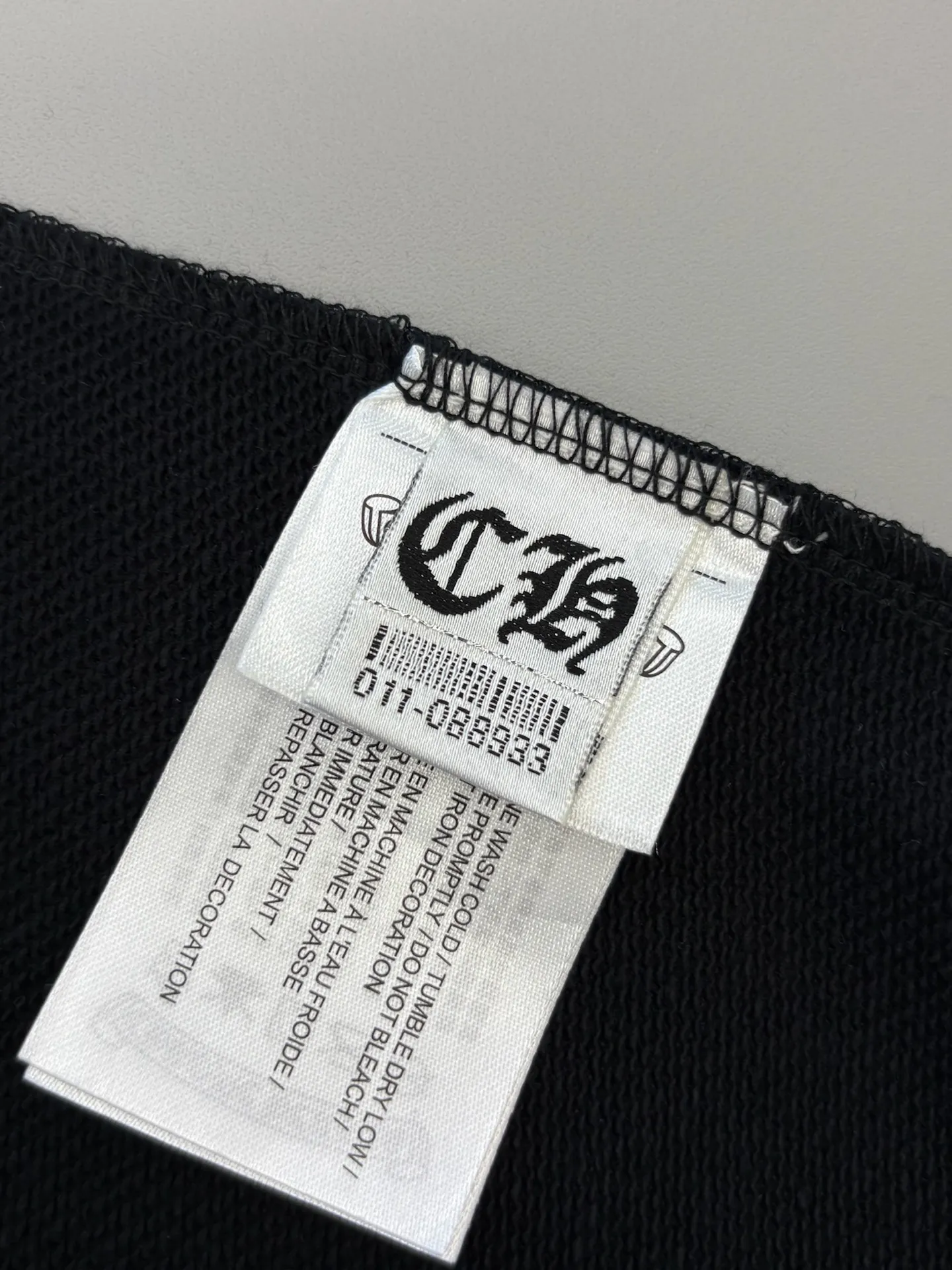 P250 [High Quality] Chrome Hearts Embroidery🪡Cross + Horseshoe‼ ️Round neck sweatshirt *Customized 420g terry cotton fabric, the fabric is soft, skin-friendly and comfortable *Embroidery process: front cross + rivet embroidery *A very simple and elegant classic continuation. It is unparalleled in terms of upper body comfort, interpreting your luxury and taste, and creating your fashion style and charm. Three complete standards. Same style for men and women. 𝐂𝐎𝐋𝐎𝐔𝐑: Black/White 𝐒𝐈𝐙𝐄: S-XL